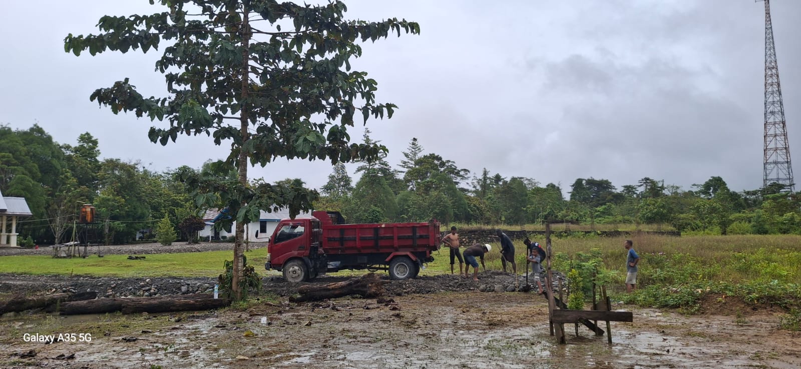 Kampung Utikini Dua Rampungkan Penimbunan Jalan Pemukiman Sepanjang 250 Meter, dan Penimbunan Halaman Gereja