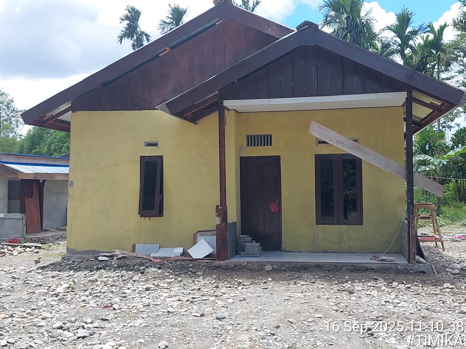 Pembangunan Rumah Layak Huni di Kampung Tioka Kencana Hampir Rampung