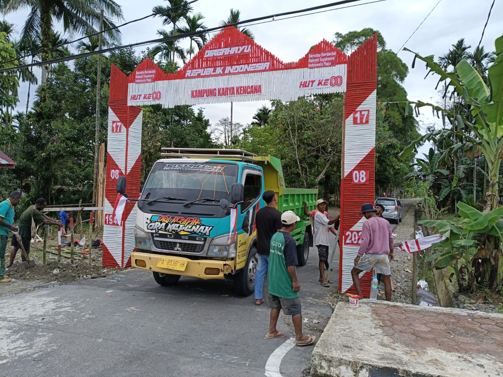 Semarak HUT RI ke-80, Kampung Karya Kencana Bangun Gapura Merah Putih