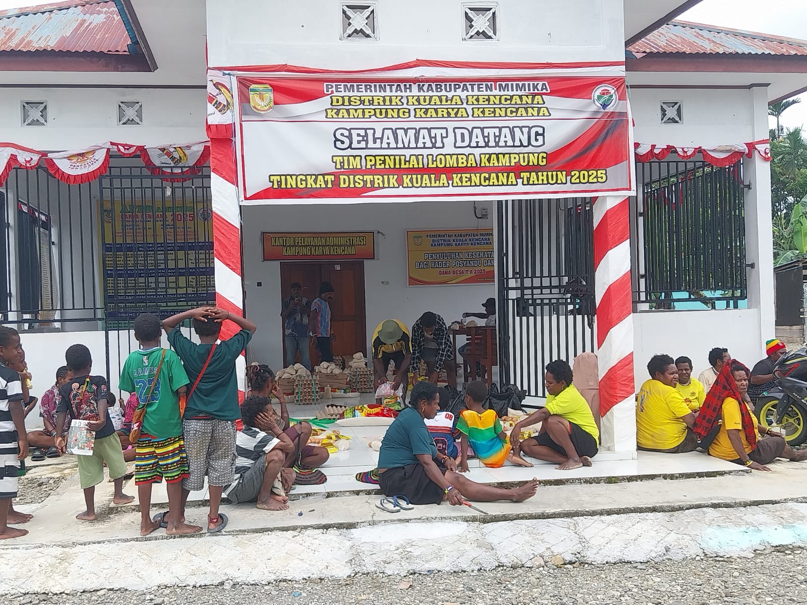 Warga Karya Kencana Terima Sembako Bantuan Pemkab Mimika