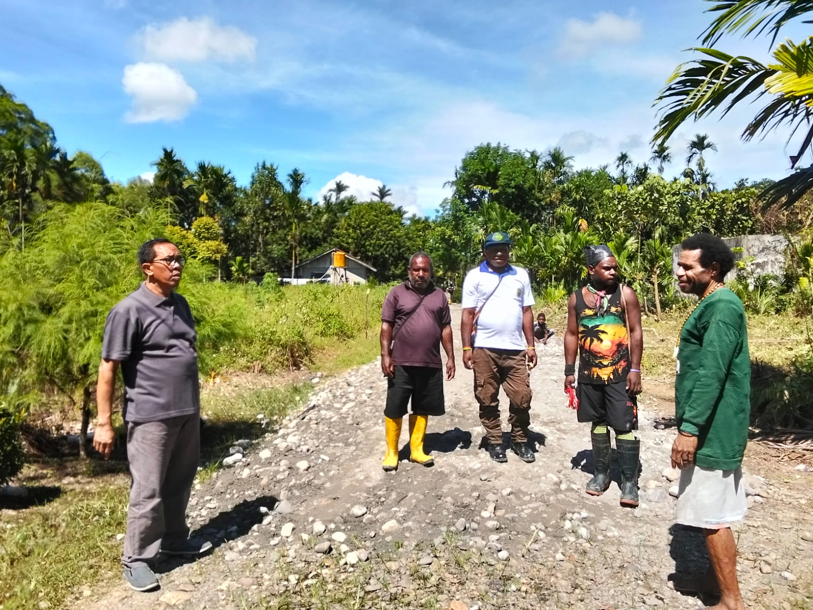 Kelola Padat Karya, Kampung Karya Kencana Timbun Jalan di Dua RT