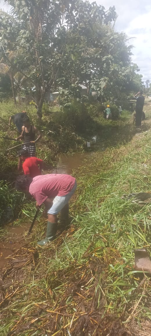 Warga RT 7 Kompak, Pemeliharaan Parit di Kampung Bhintuka Melebihi Target Berkat Gotong Royong dan Alat Berat