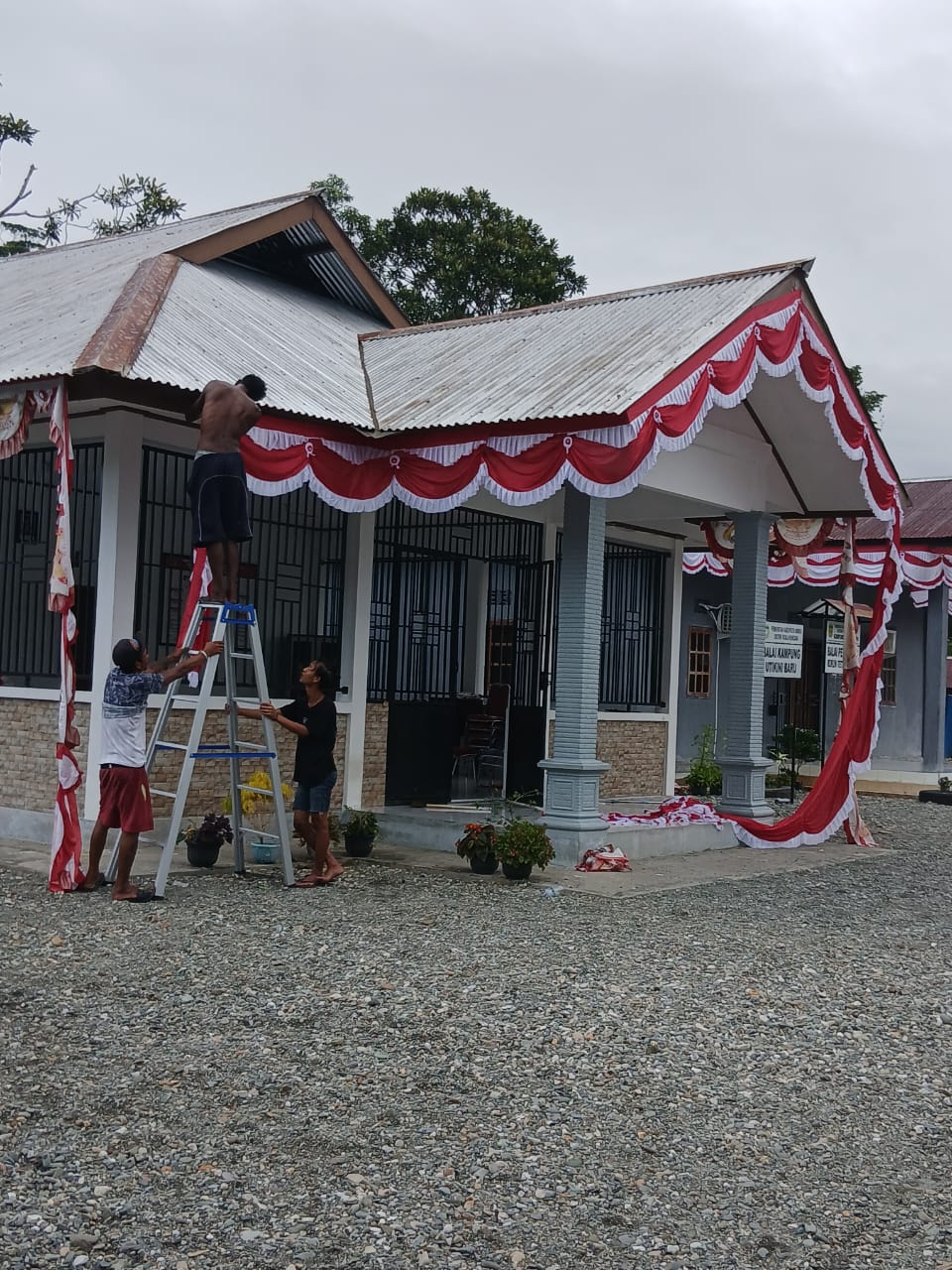Kantor Kampung dan Aula PKK Dipercantik Dengan Umbul-umbul Merah Putih