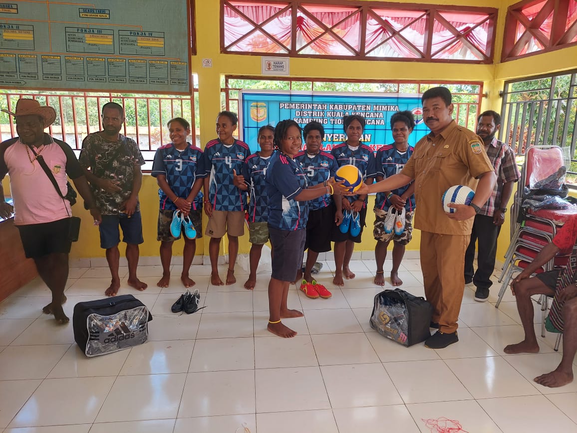 Kampung Tioka Kencana Pengadaan Pakaian Olahraga dan Bola Untuk Pemuda