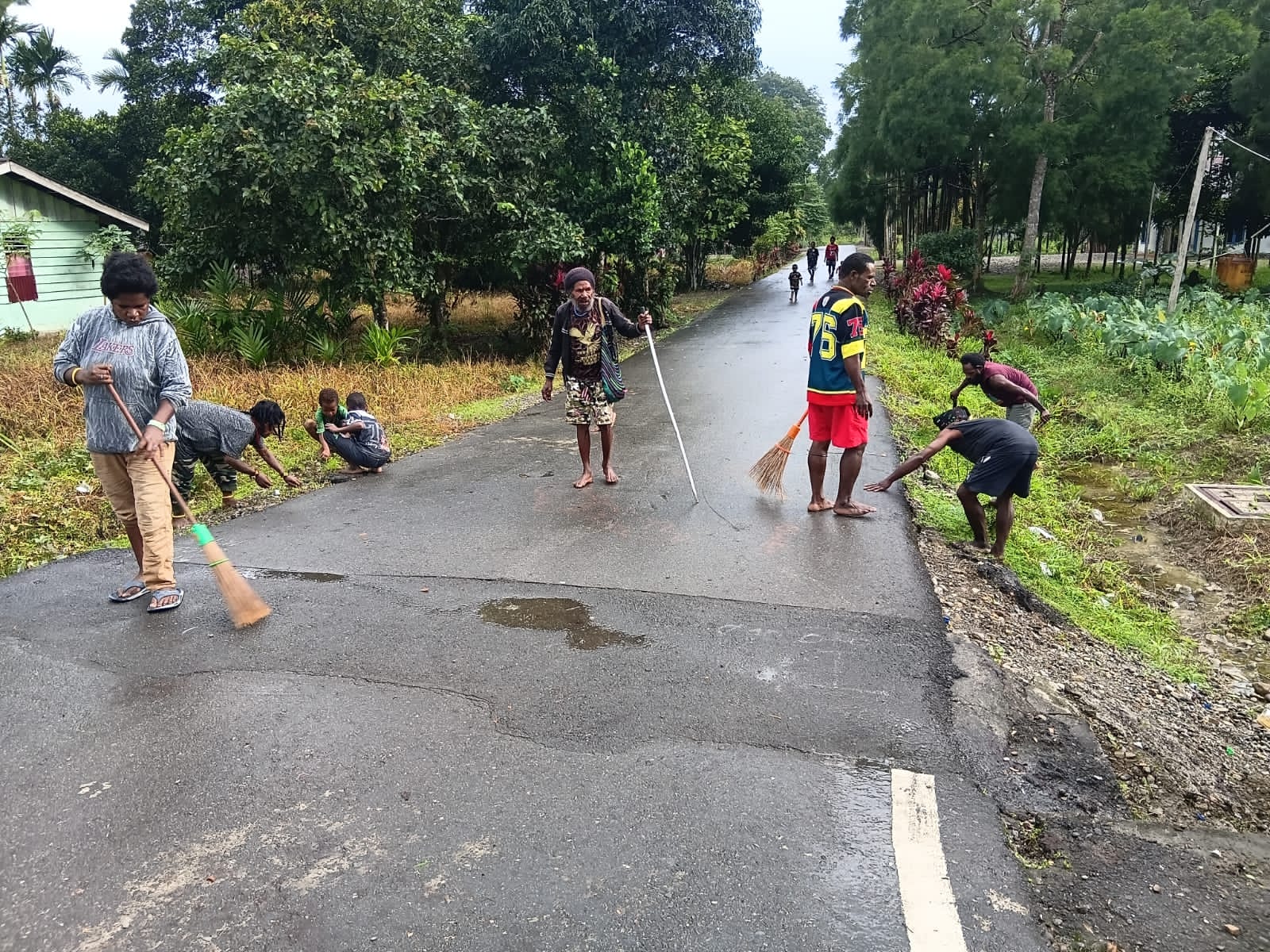 Warga Kampung Karya Kencana Bersihkan Parit dan Jalan Sambut HUT Ke-81 RI