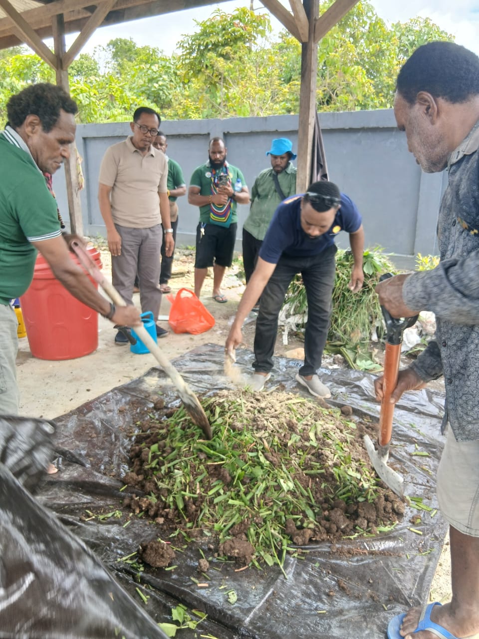 Warga Utikini I Ikut Pelatihan Teknologi Pertanian Pembuatan Pupuk Organik