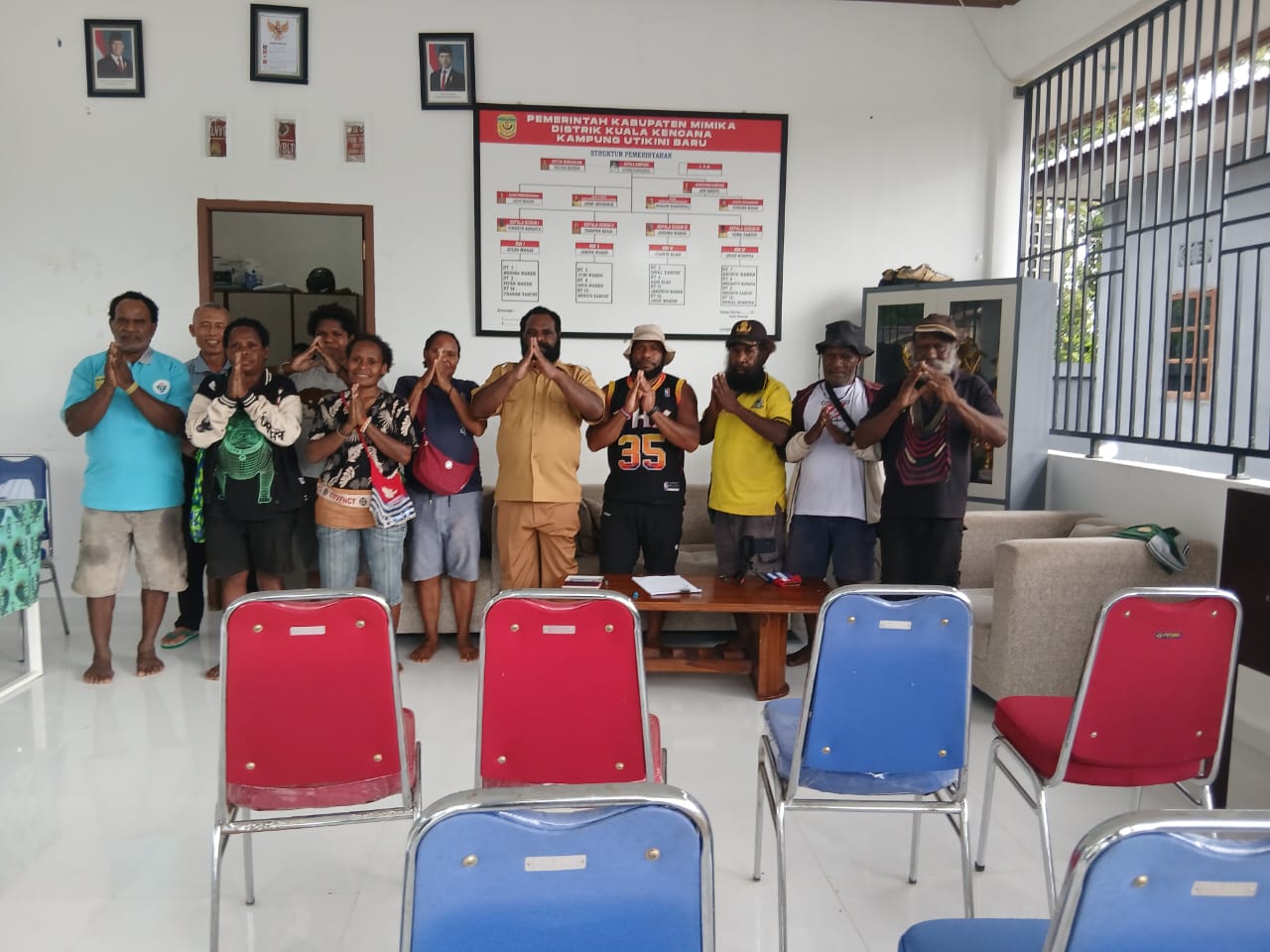 Foto bersama warga yang menerima kunci rumah