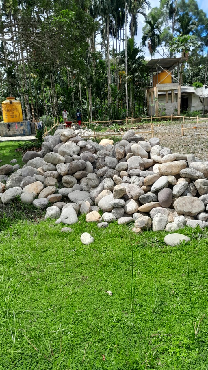 Bahan bangunan berupa batu yang telah dimuat kelokasi pembangunan Kantor Kampung Bintang Lima