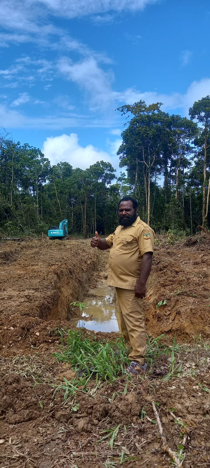 Kepala Kampung Utikini Satu Luther Karagainal saat meninjau langsung normalisasi sungai