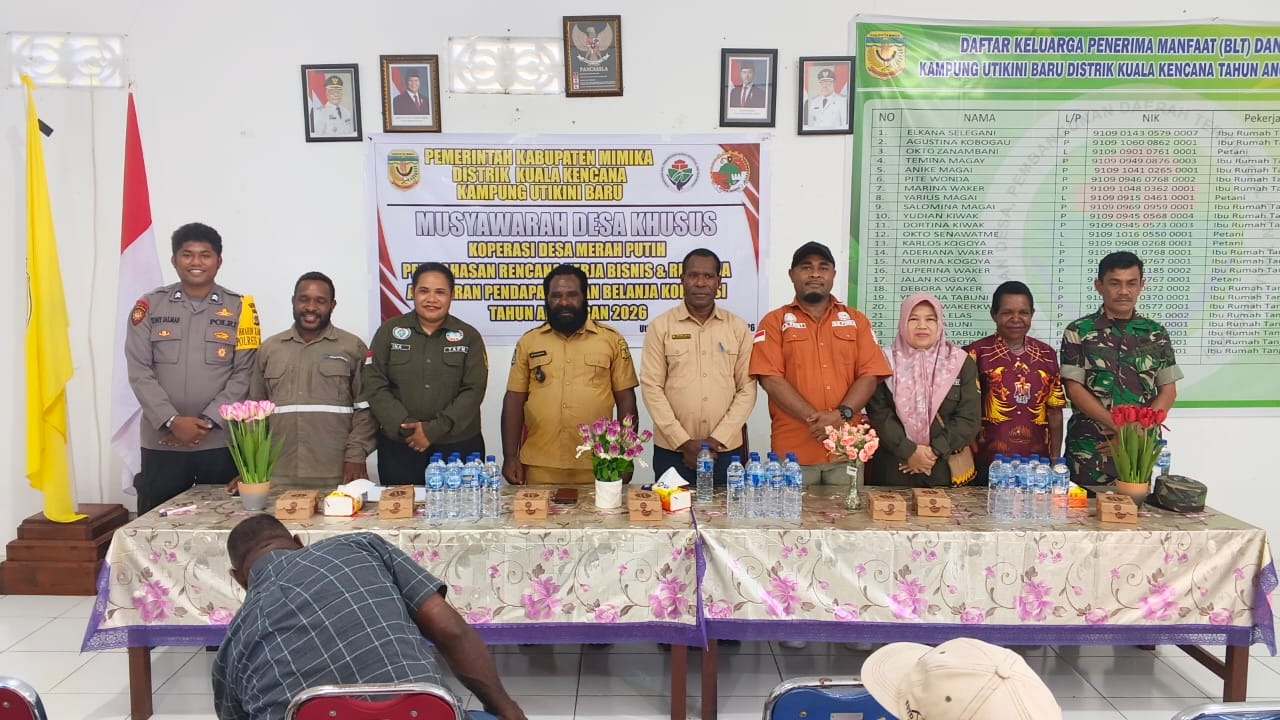 Foto bersama Kepala Distrik Kuala Kencana, Yemi Gobai, Kabid PMK DPMK, Fritz Werimon, Kepala Kampung Utikini I, Luther Karagainal, pendamping desa, Bhabinkamtibmas, dan Babinsa