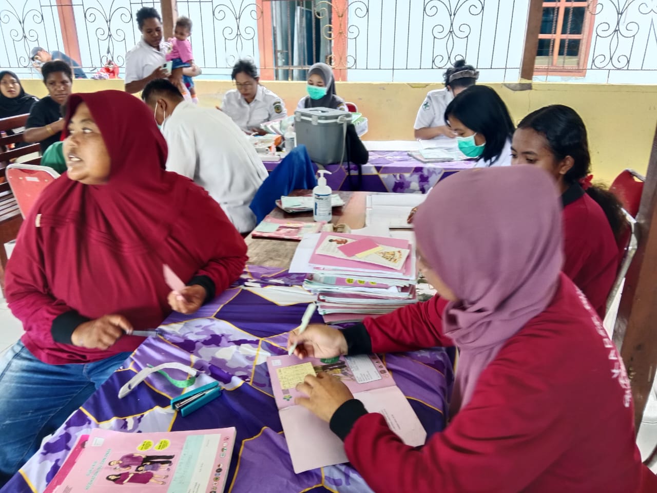Seorang kader posyandu saat melakukan mendata balita yang akan dilayani