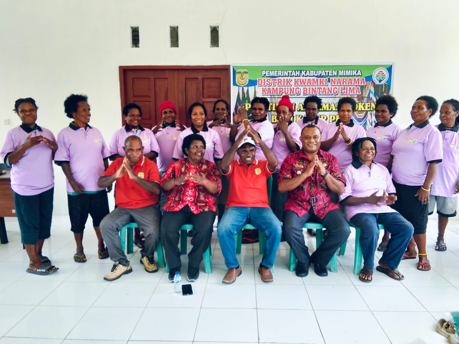 Kepala Distrik Kwamki Narama Edwin Habuebi bersama Kepala Kampung Bintang Lima Marthinus Kogoya dan ibu-ibu PKK Kampung Bintang Lima saat foto bersama 