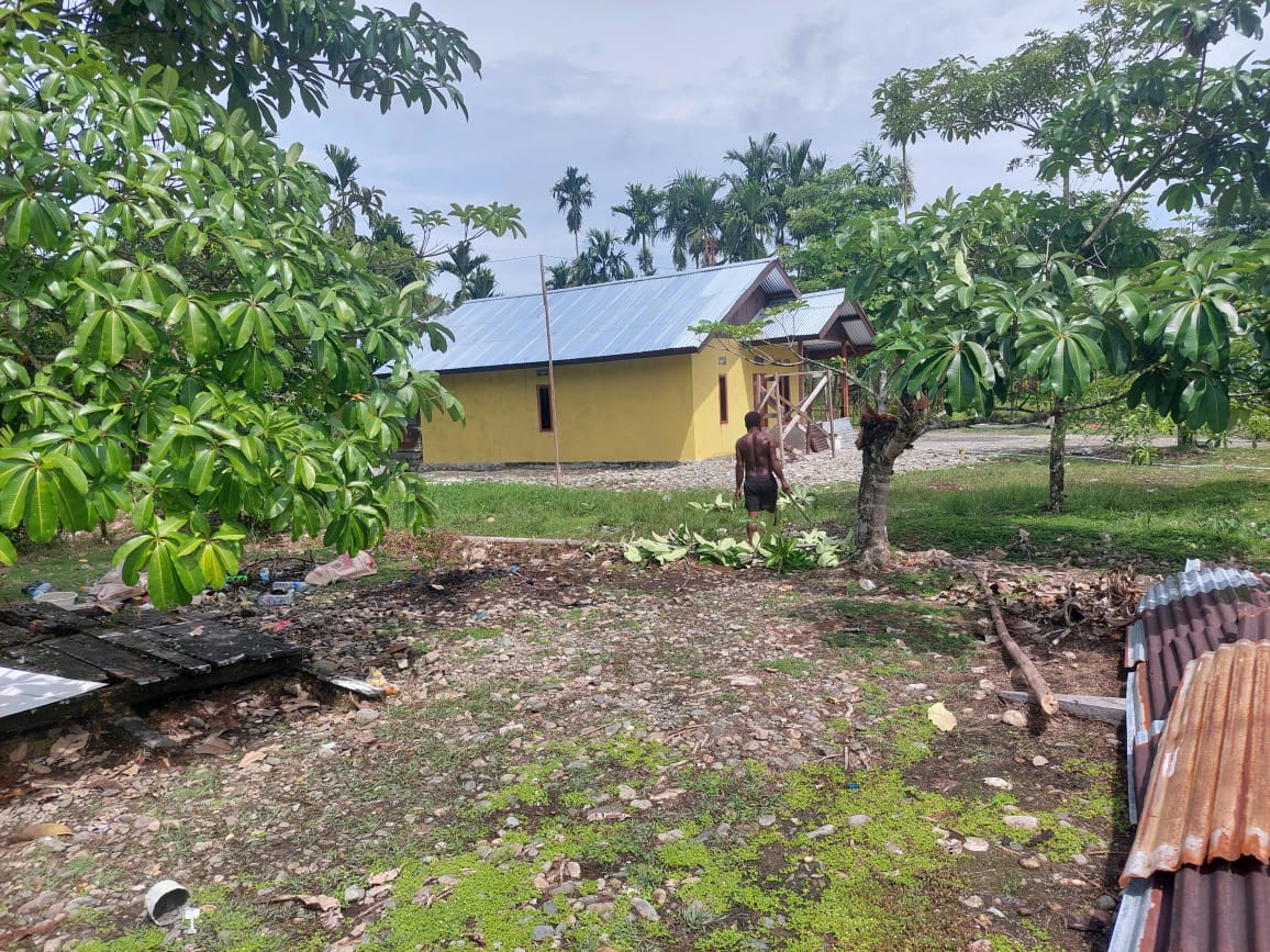 Kondisi bagian luar rumah layak huni yang dibangun oleh Pemkam Tioka Kencana 