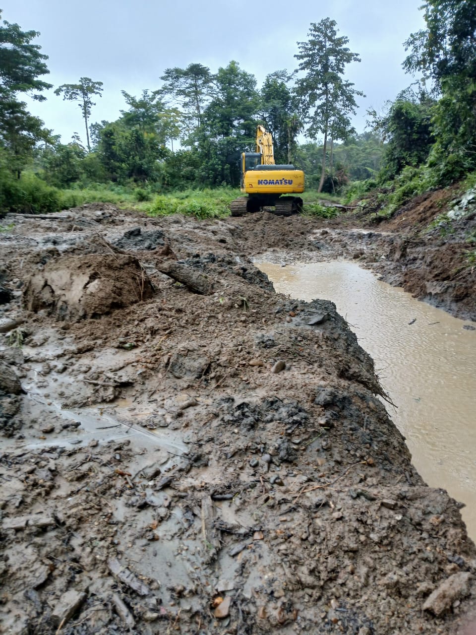 Excavator saat melakukan normalisasi sungai