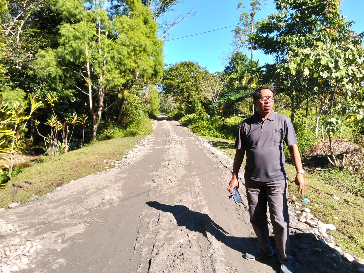 Plt Kepala Kampung Karya Kencana, Rakam Suntoro meninjau langsung kegiatan padat karya berupa penimbunan jalan