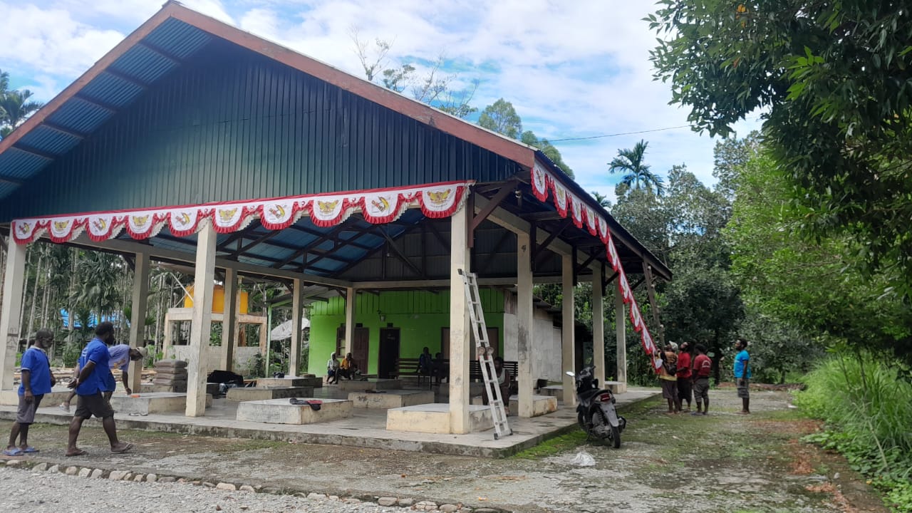 Pemasangan umbul-umbul di Kantor Kampung Bintang Lima