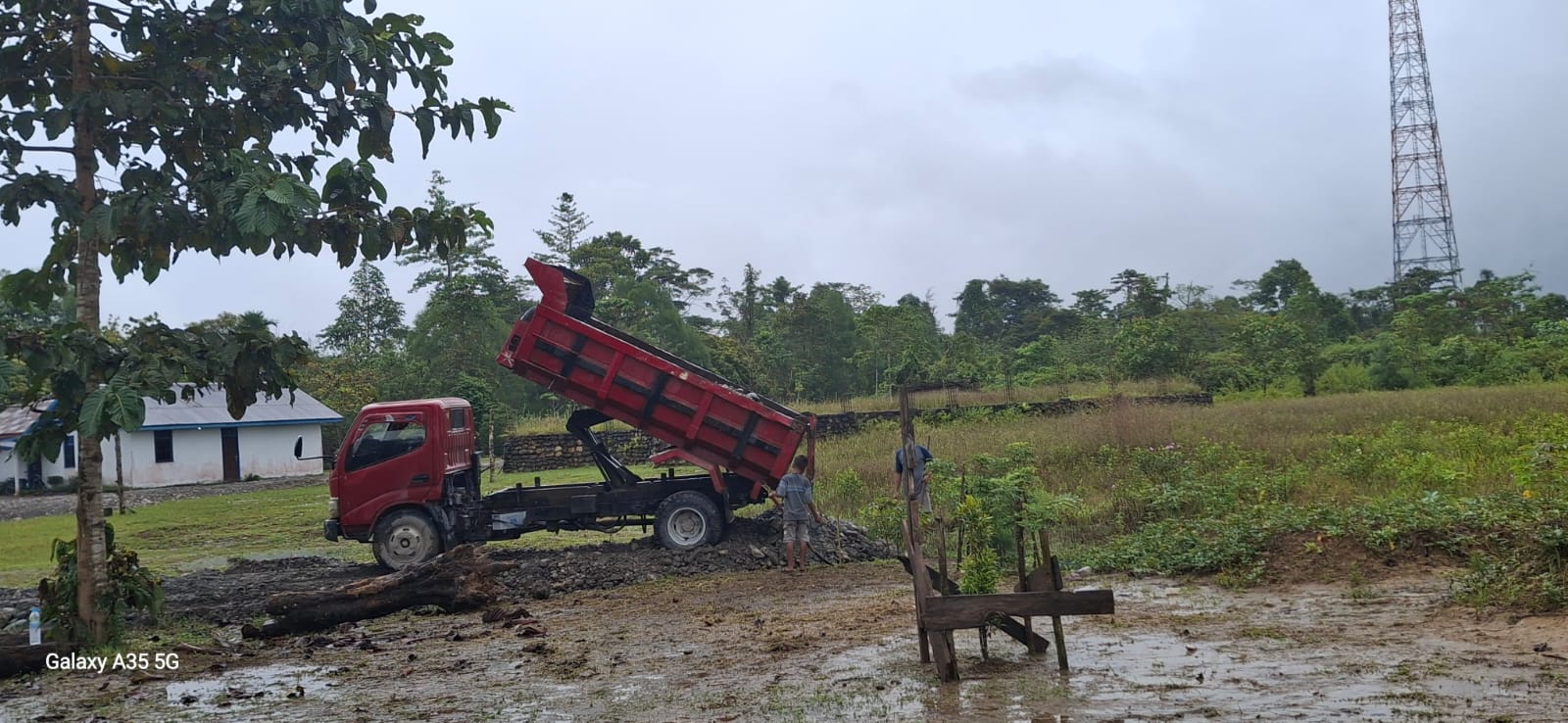 Suasana penimbunan Jalan pemukiman warga