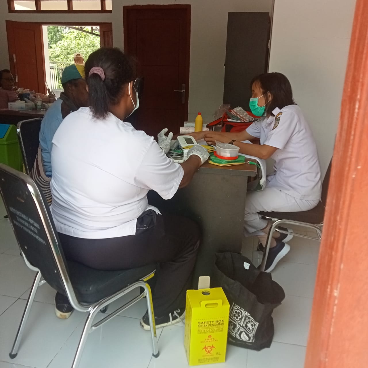 Petugas kesehatan dari Puskesmas Bhintuka saat melakukan pelayanan posyandu