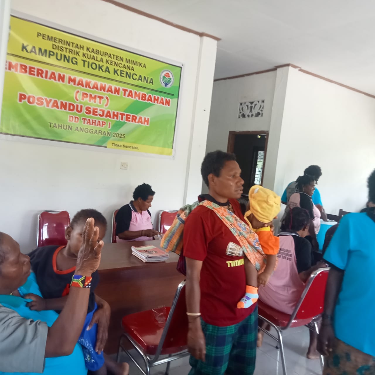 Warga saat mendapatkan pelayanan Posyandu