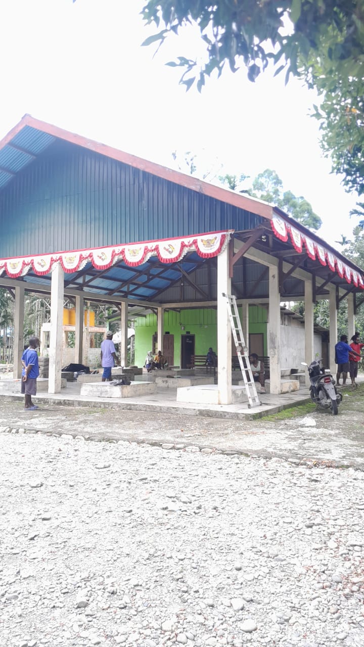 Pemasangan umbul-umbul di Kantor Kampung Bintang Lima