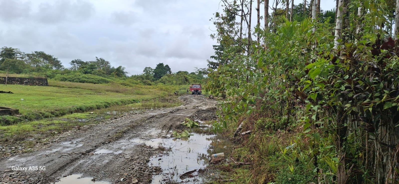 Suasana penimbunan Jalan pemukiman