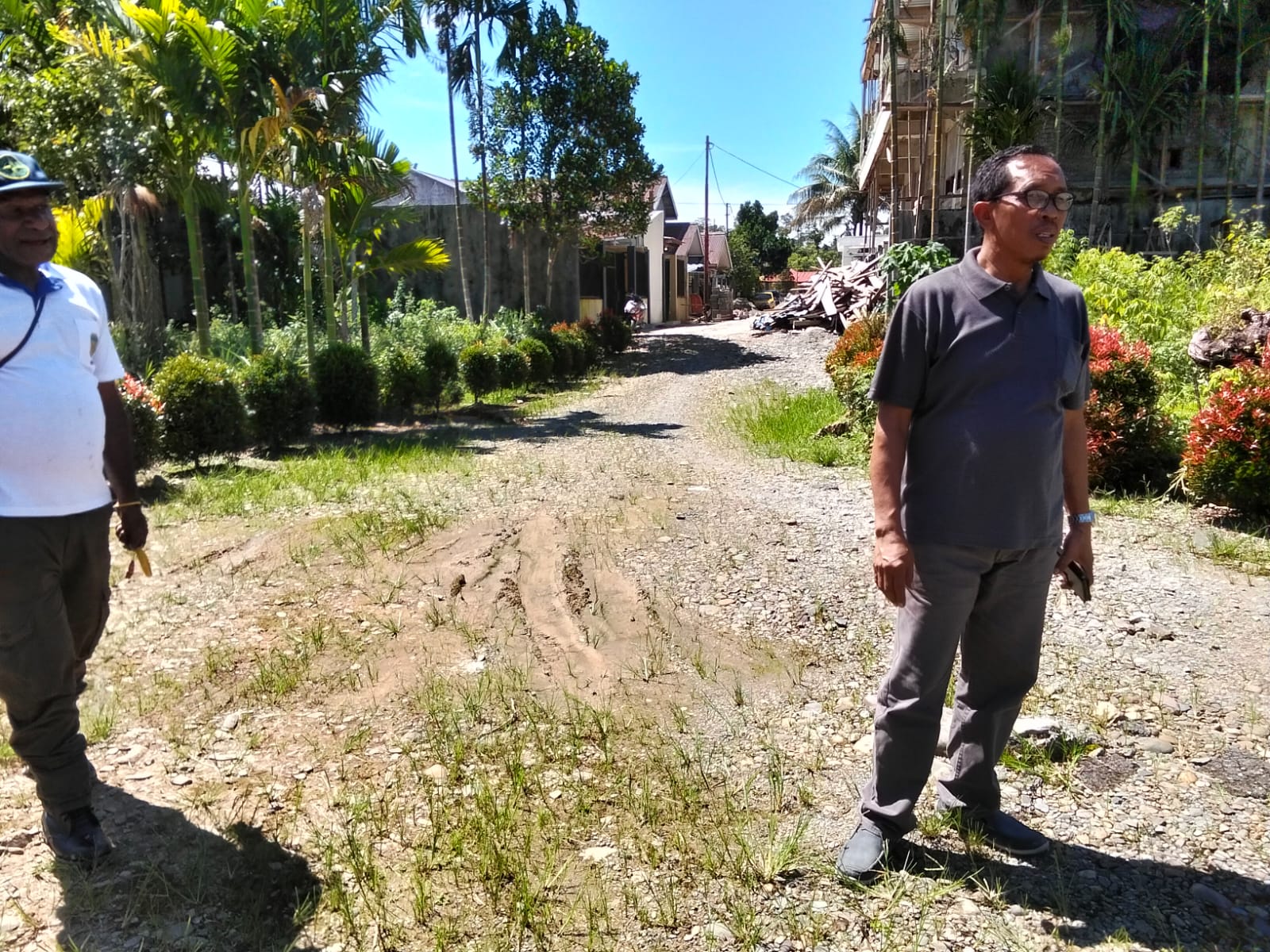 Plt Kepala Kampung Karya Kencana, Rakam Suntoro meninjau langsung kegiatan padat karya berupa penimbunan jalan