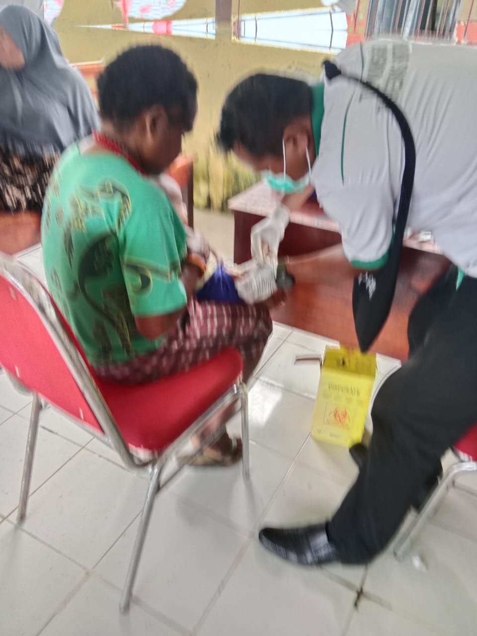 Petugas kesehatan saat melakukan pelayanan kesehatan kepada seorang balita