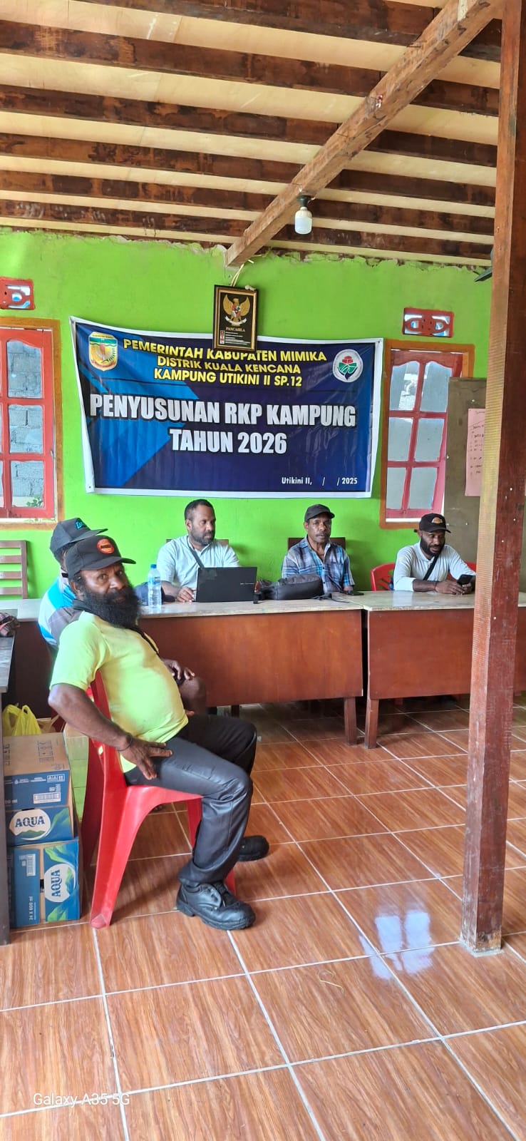 Kepala Kampung Utikini II, Merinus Kogoya saat memimpin penyusunan RKP