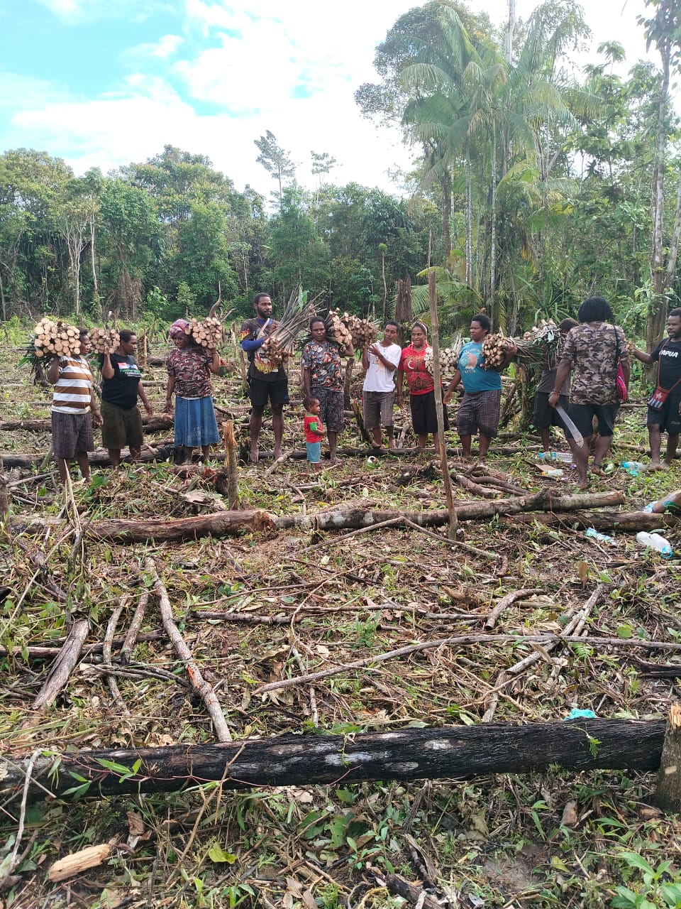 Warga Kampung Bhintuka saat menerima bantuan bibit keladi dari Pemkam Bhintuka untuk ditanam 