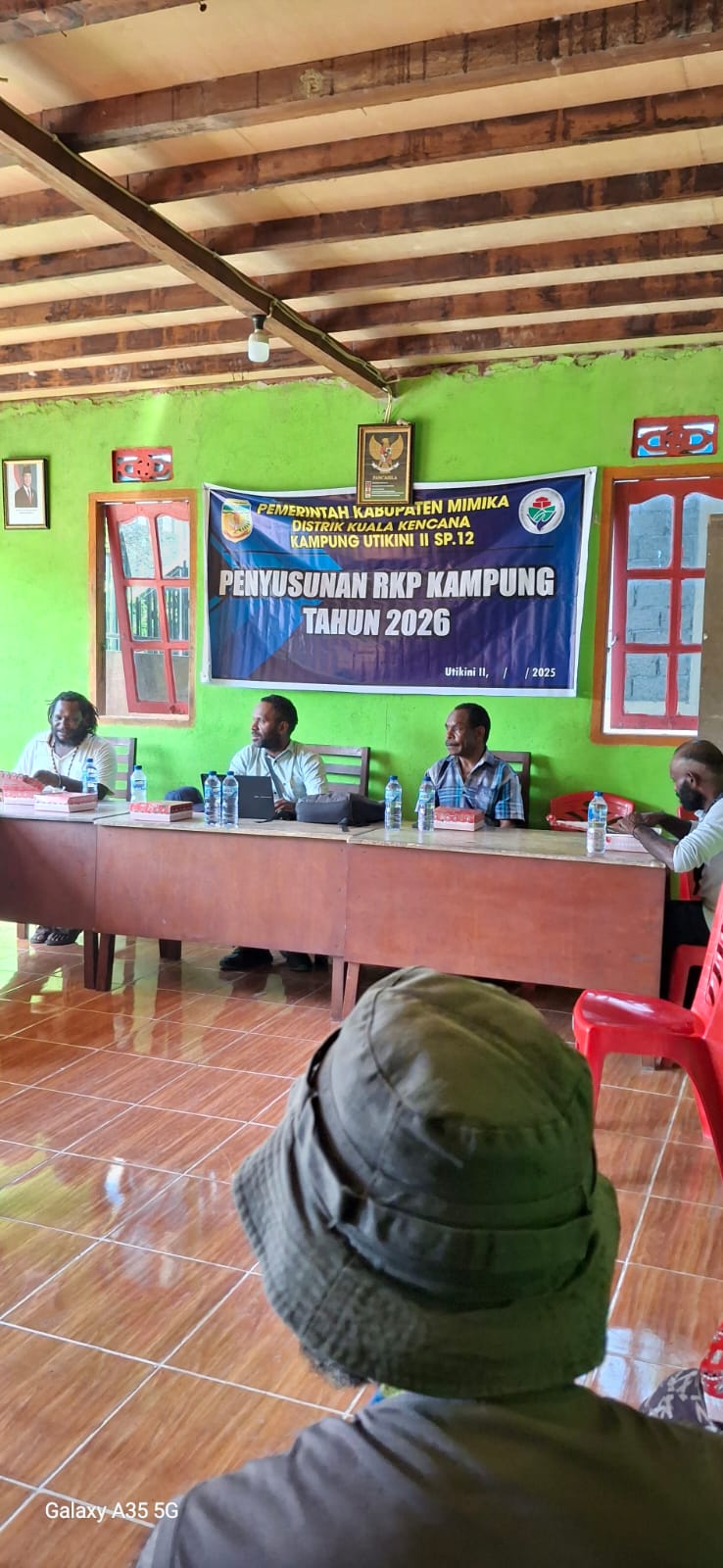 Kepala Kampung Utikini II, Merinus Kogoya saat memimpin penyusunan RKP