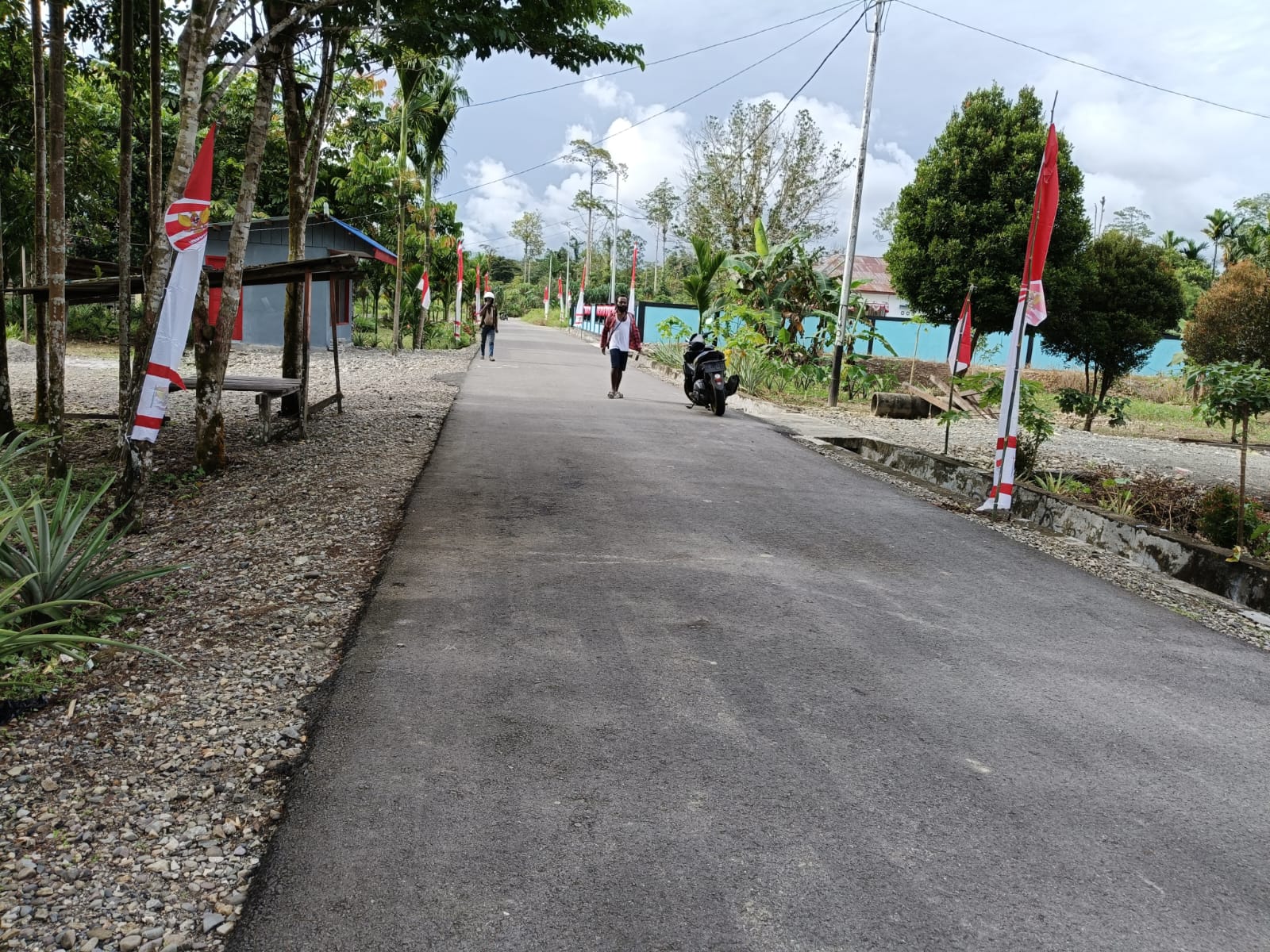 Jalan masuk Kantor Kampung Karya Kencana tampak bersih