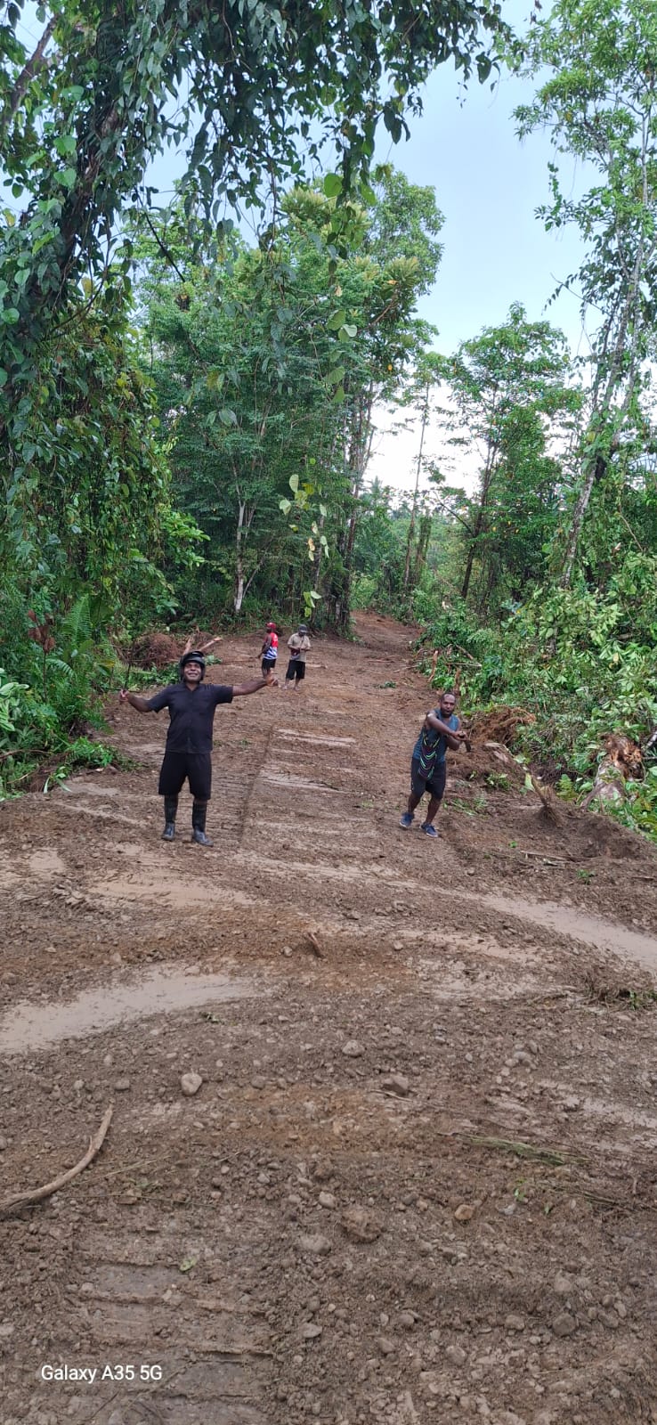 Kondisi jalan yang sudah ditimbun