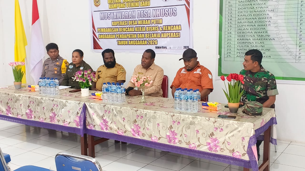 Kepala Distrik Kuala Kencana, Yemi Gobai saat menyampaikan sambutan