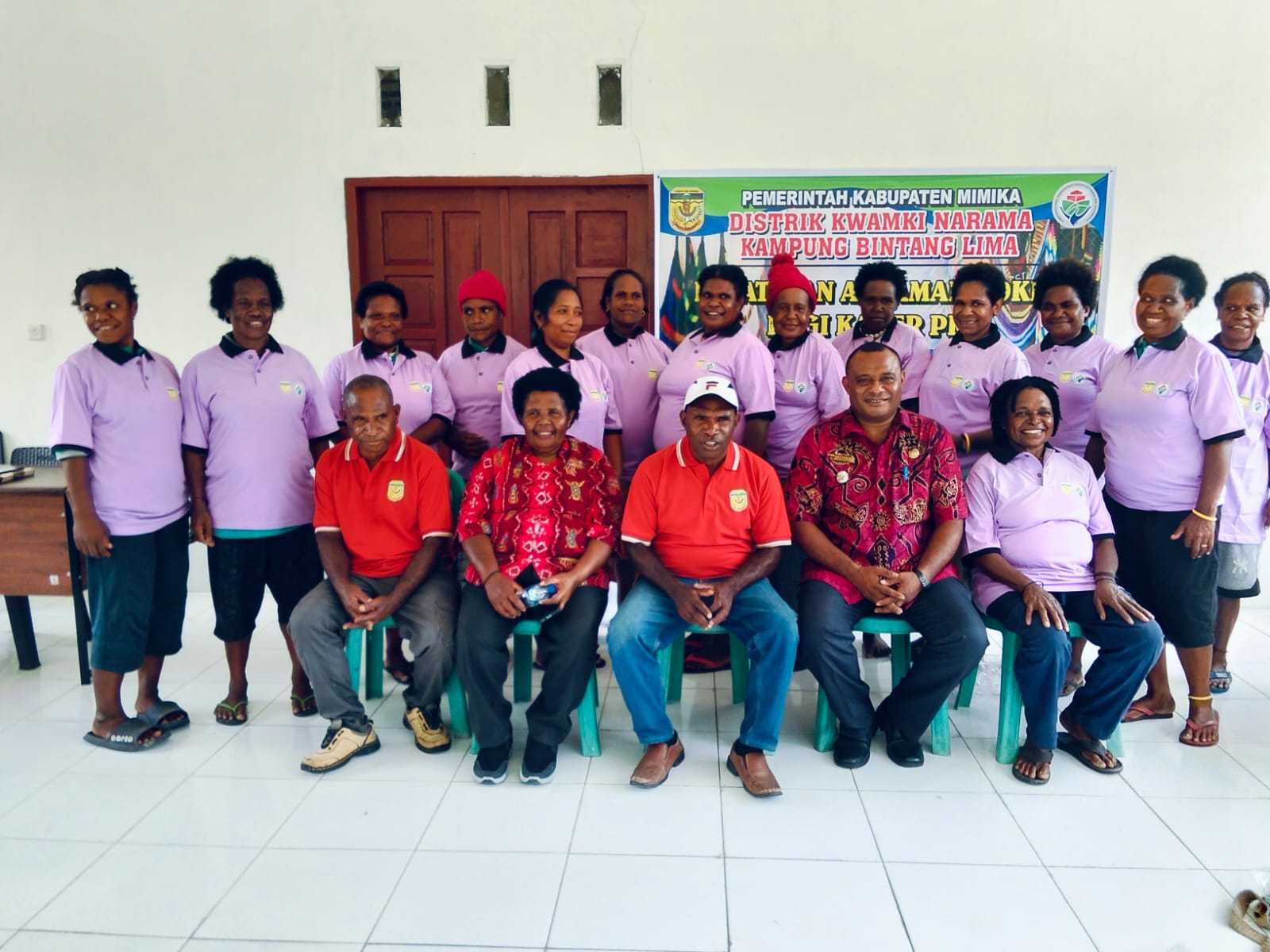 Kepala Distrik Kwamki Narama Edwin Habuebi bersama Kepala Kampung Bintang Lima Marthinus Kogoya dan ibu-ibu PKK Kampung Bintang Lima saat foto bersama 