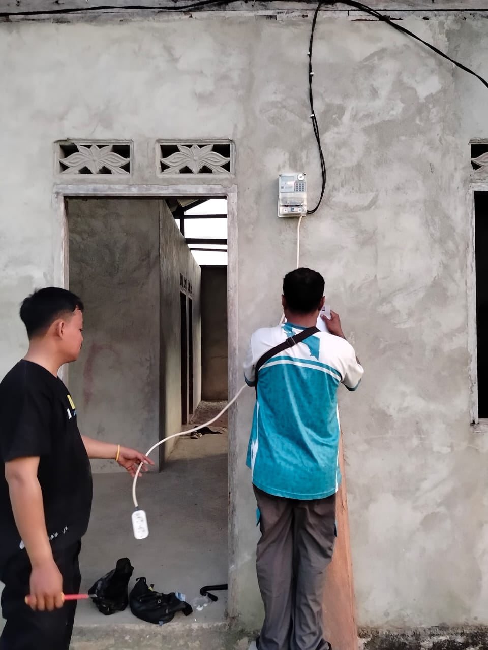 Pemasangan jaringan listrik 