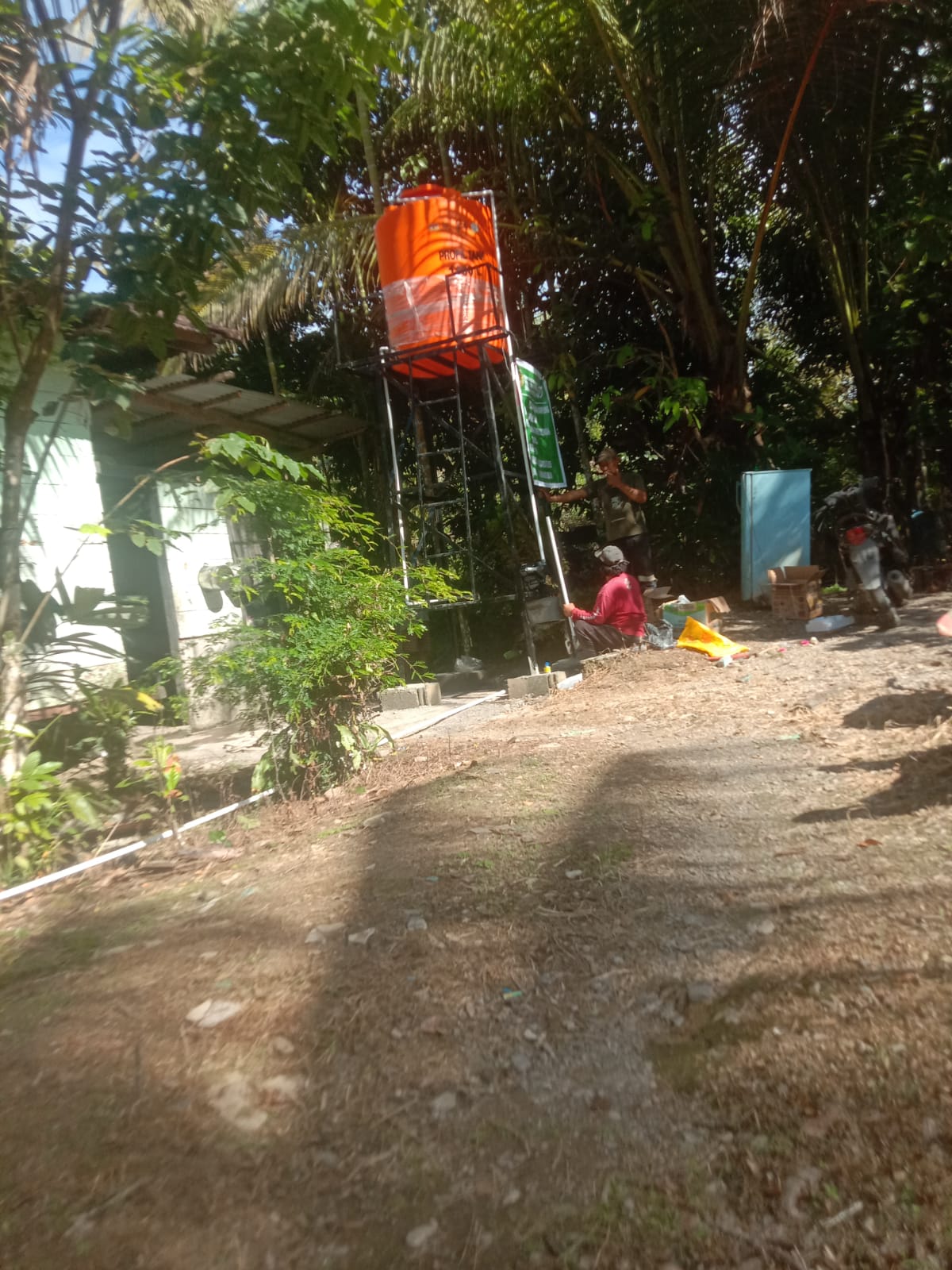 Proses pembuatan sumur bor dan tanki air 