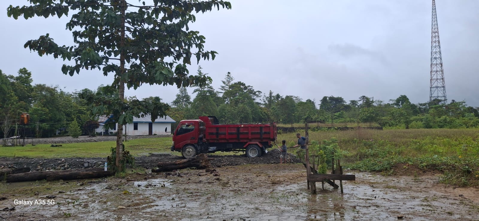 Suasana penimbunan Jalan pemukiman warga