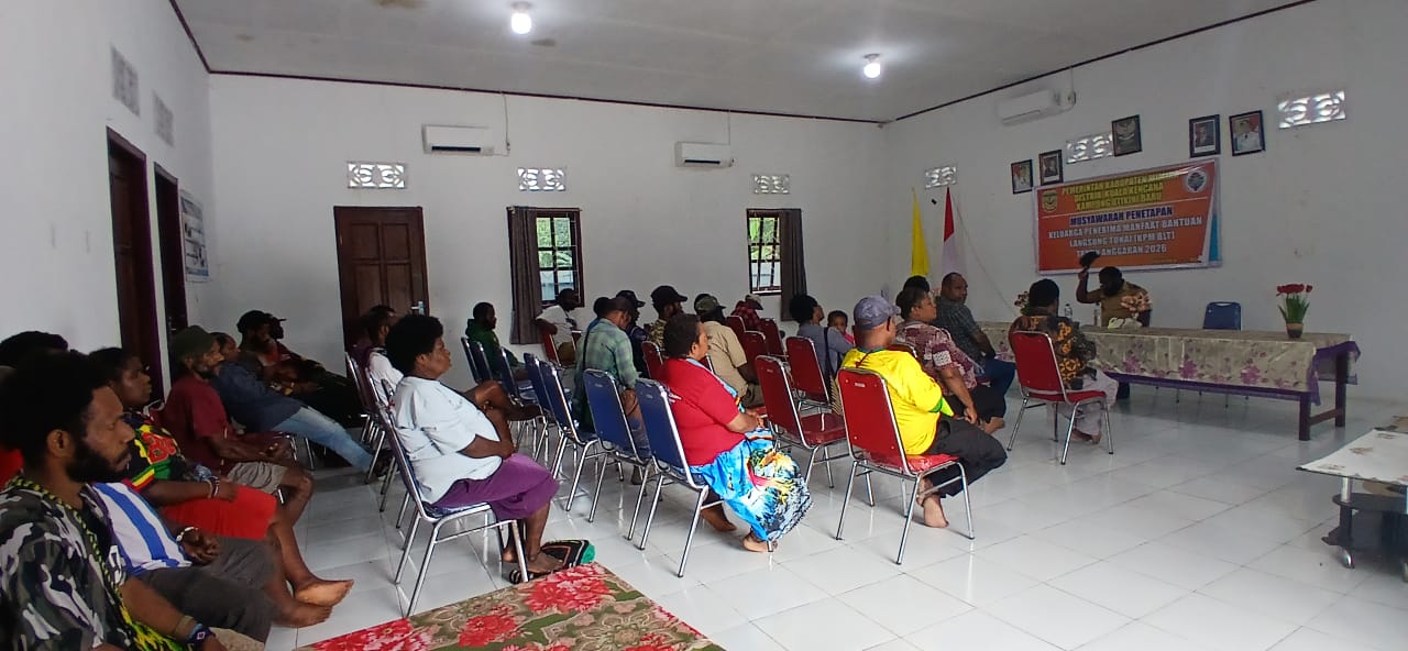 Proses pemilihan ketua-ketua RT di Kampung Utikini Satu yang dipimpin oleh Kepala Kampung Utikini Satu Luther Karagainal 