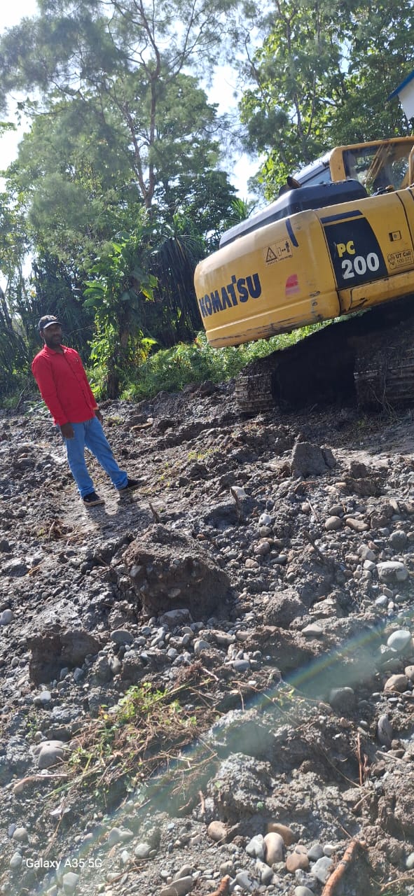 Kepala Kampung Utikini II, Merinus Kogoya saat meninjau langsung penimbunan jalan