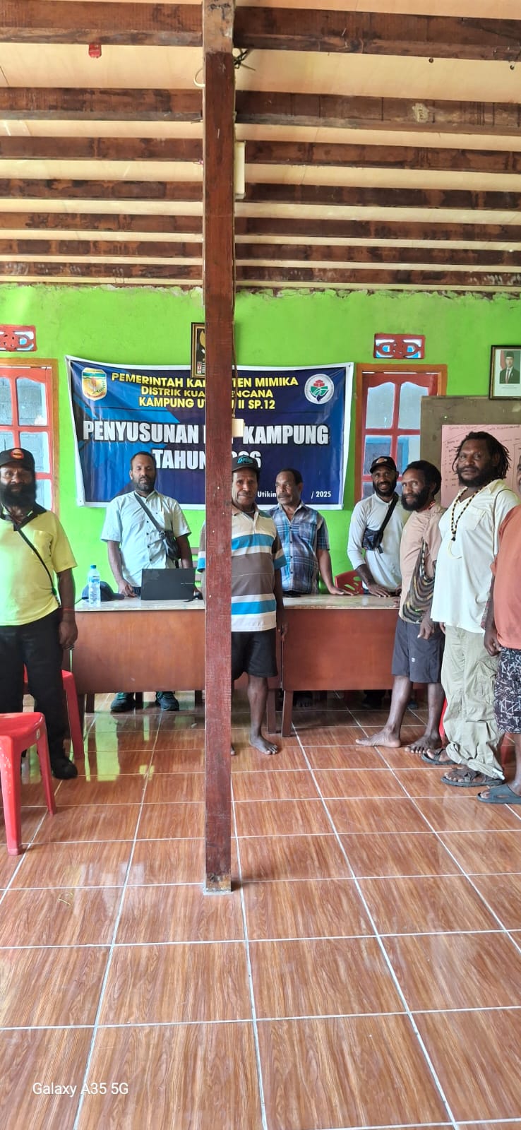 Foto bersama Kepala Kampung Utikini II, Merinus Kogoya dan aparatur Kampung Utikini II saat penyusunan RKP
