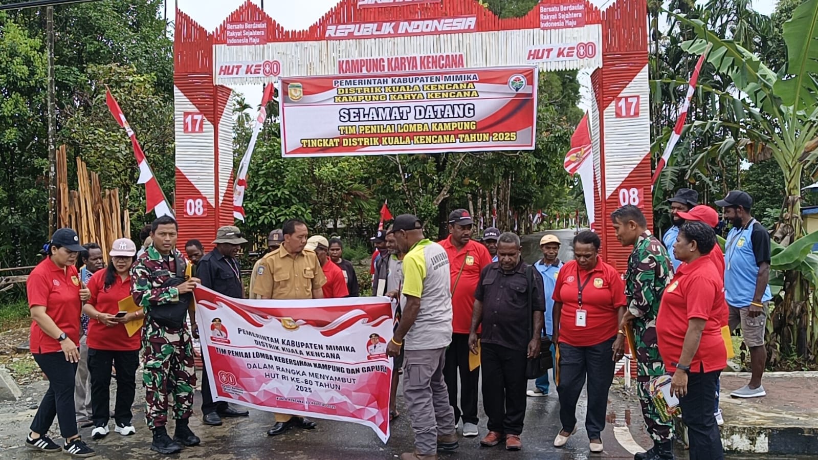 Tim penilai lomba kebersihan kampung dari Distrik Kuala Kencana saat mengunjungi Kampung Karya Kencana