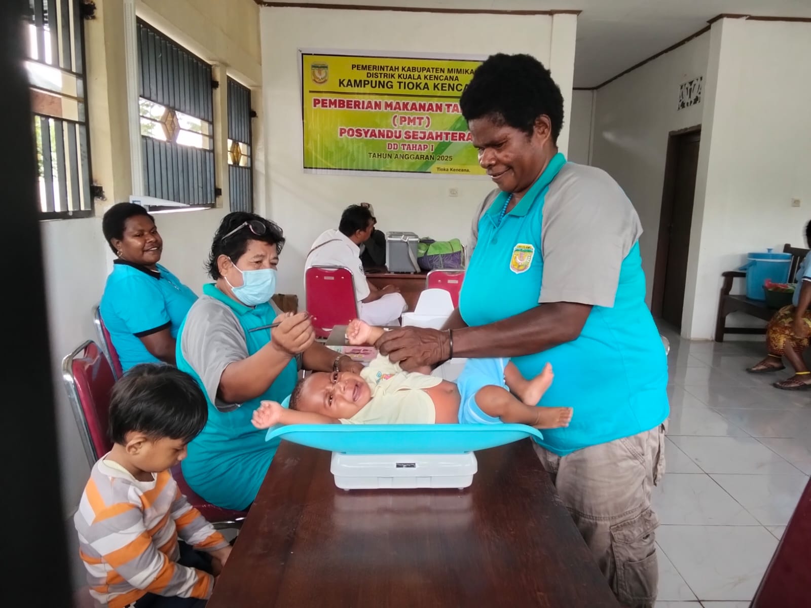 Seorang bayi saat diukur berat dan panjang badan