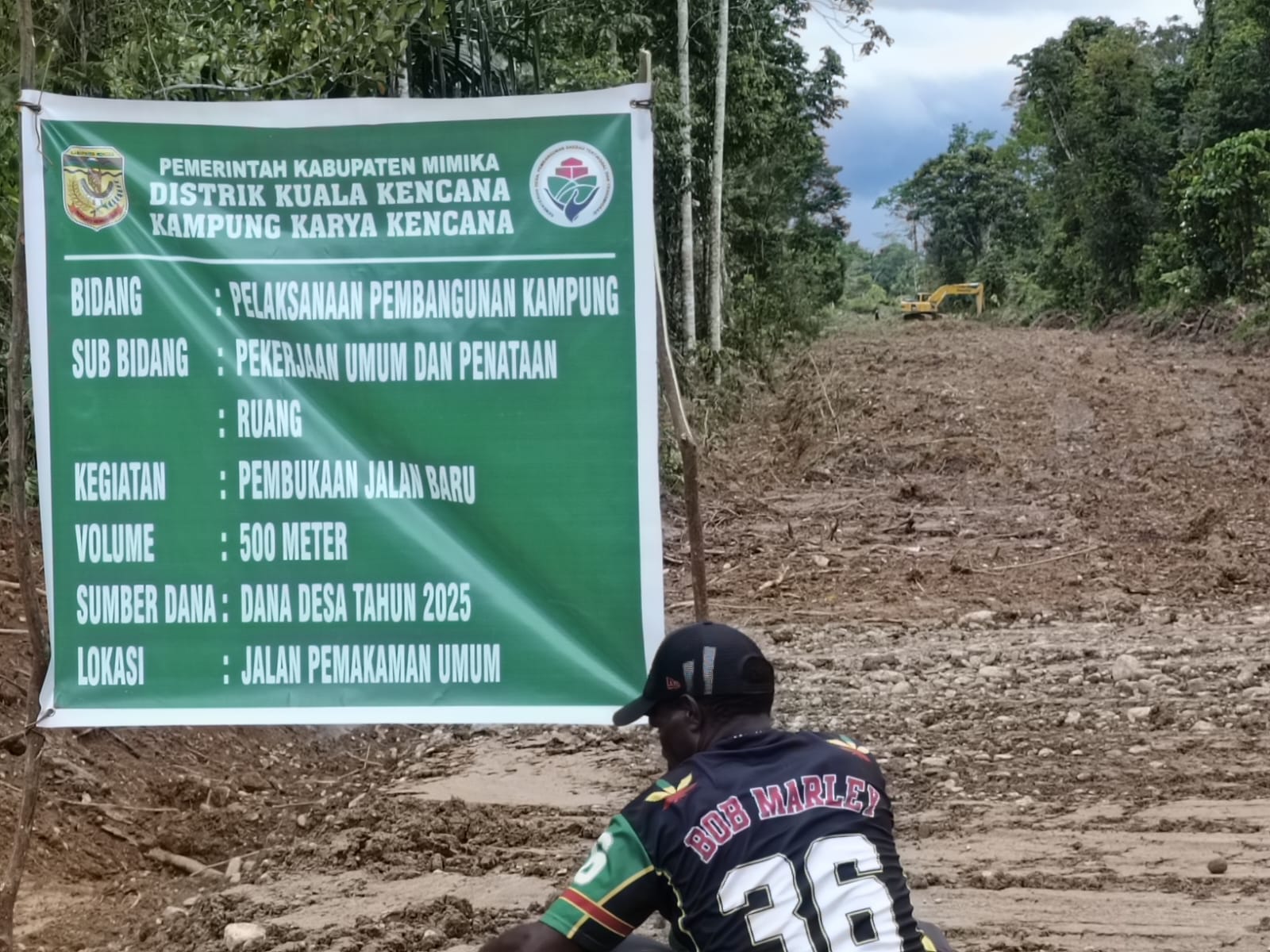 Spanduk papan pengumuman yang dipasang dilokasi penimbunan jalan