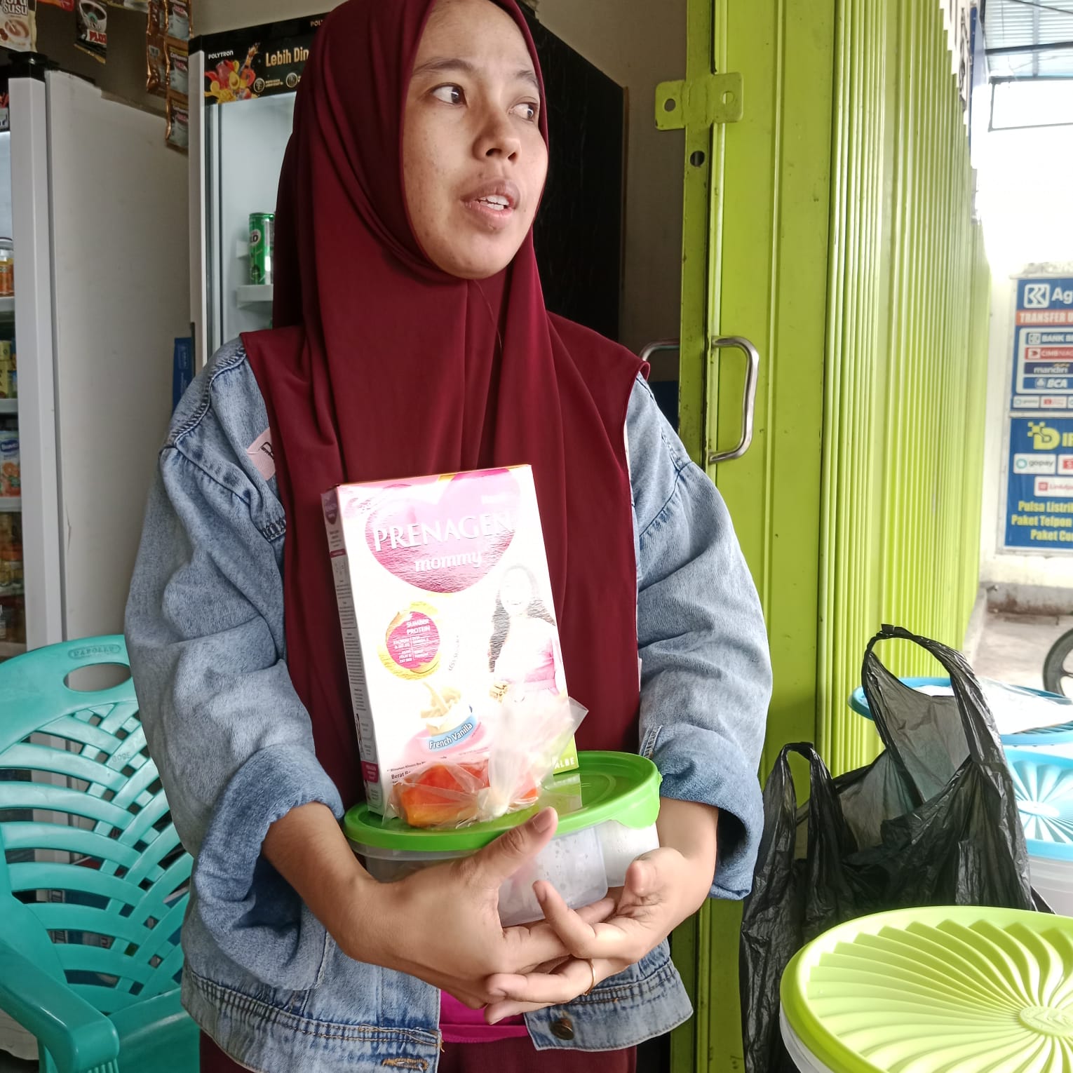 Seorang ibu hamil menerima makanan tambahan dan susu untuk ibu hamil