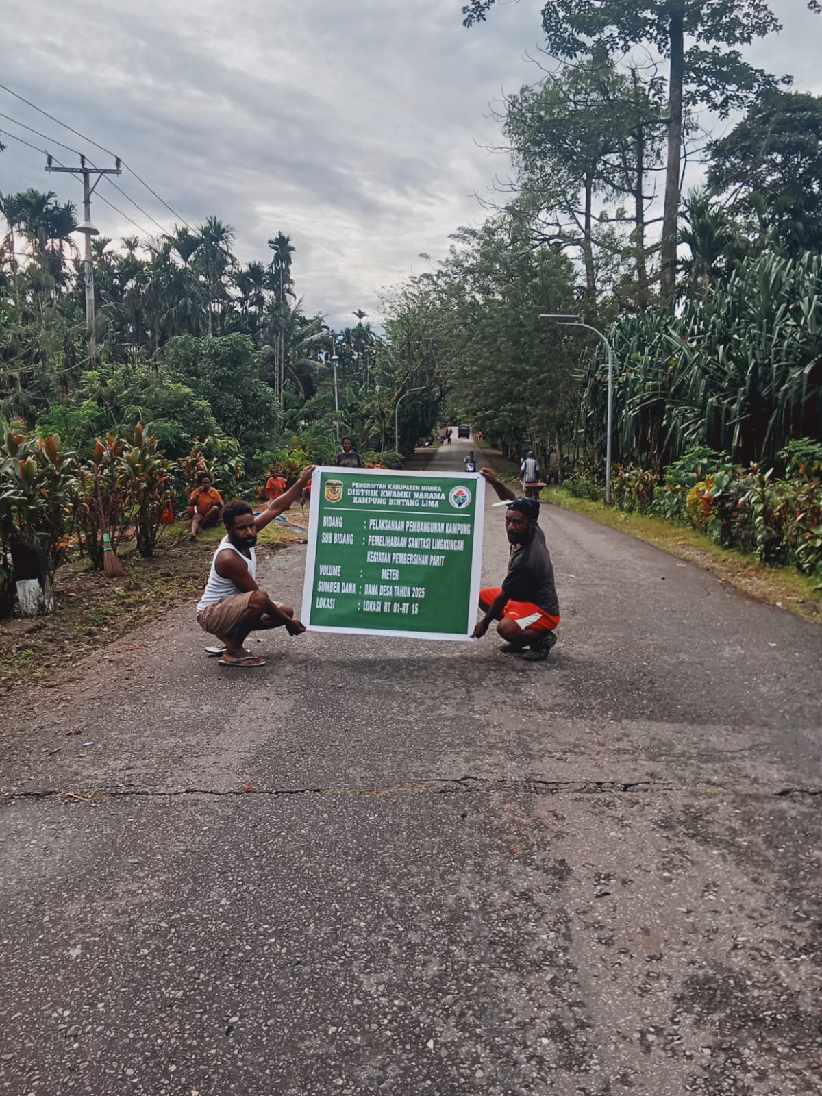 Warga membersihkan Parit dan mencabut rumput di Jalan utama
