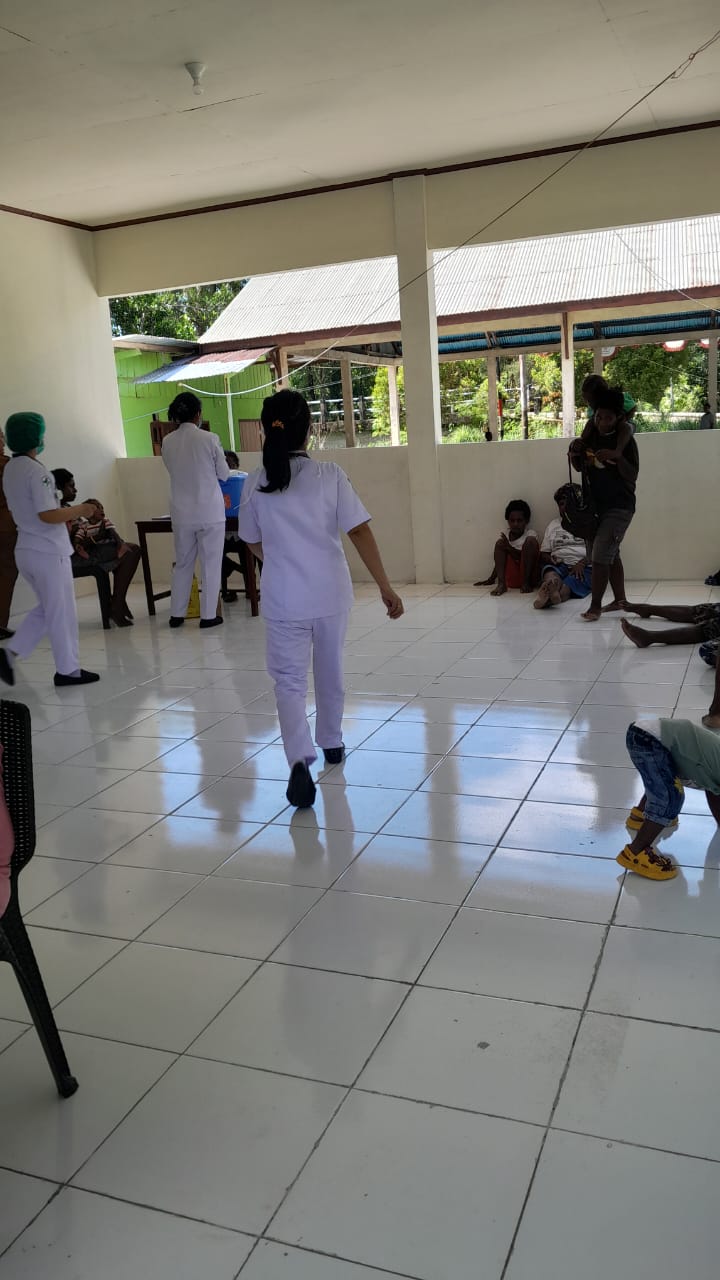 Petugas kesehatan dari Puskesmas saat melakukan pelayanan posyandu di Kampung Bintang Lima 
