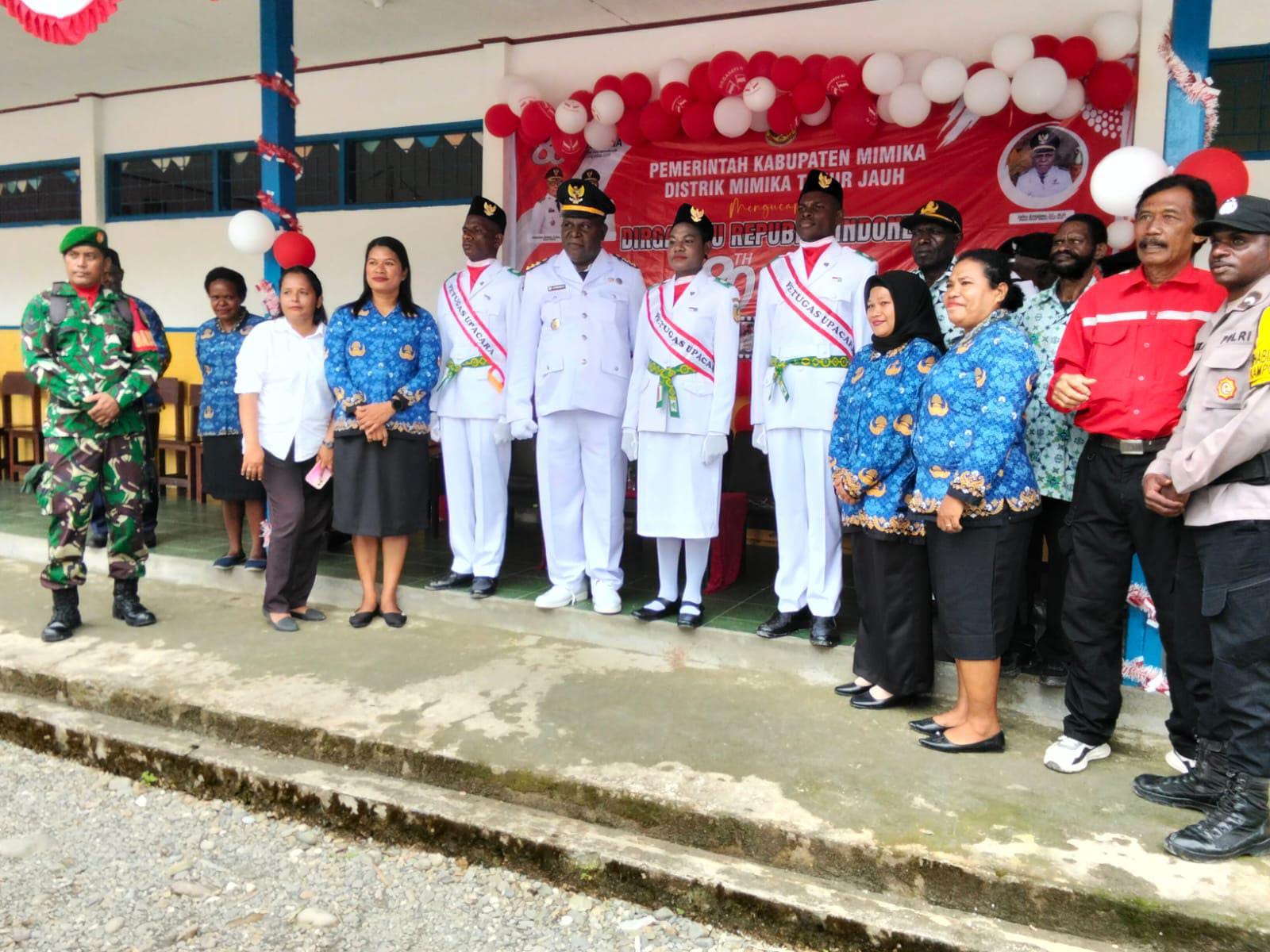 Foto bersama Kepala Distrik Mimika Timur Jauh, Yulius Katagame bersama petugas upacara dan para pegawai Distrik