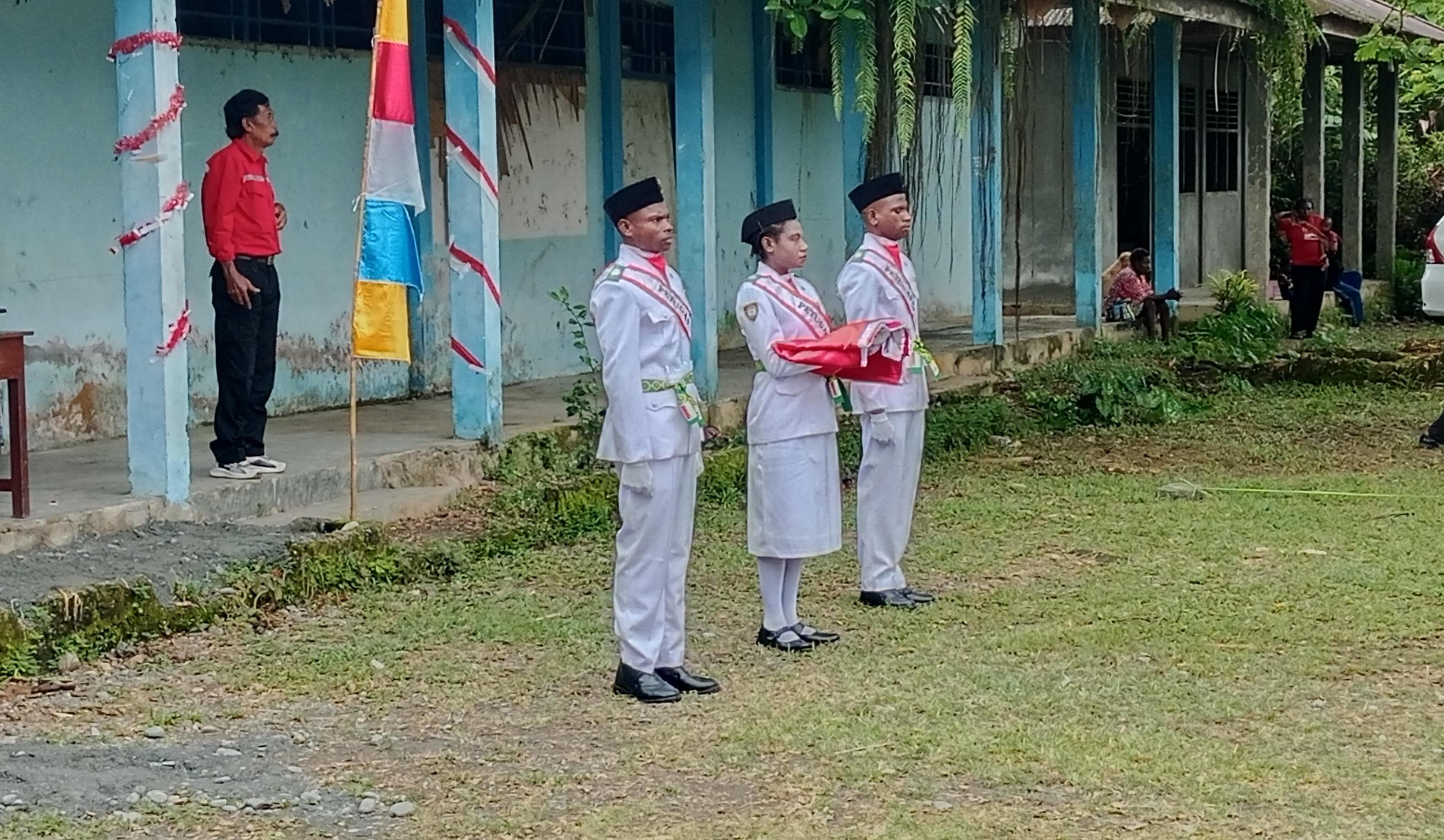 3 anggota Petugas upacara