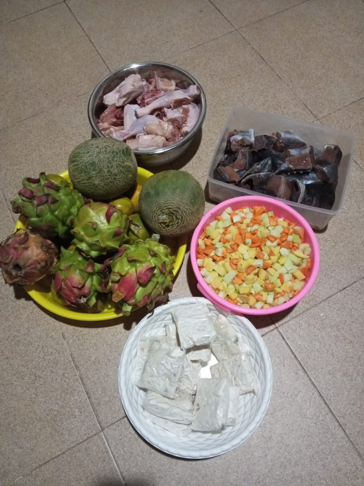 Makanan tambahan yang disiapkan oleh para kader yang akan dibagikan kepada ibu hamil dan anak-anak