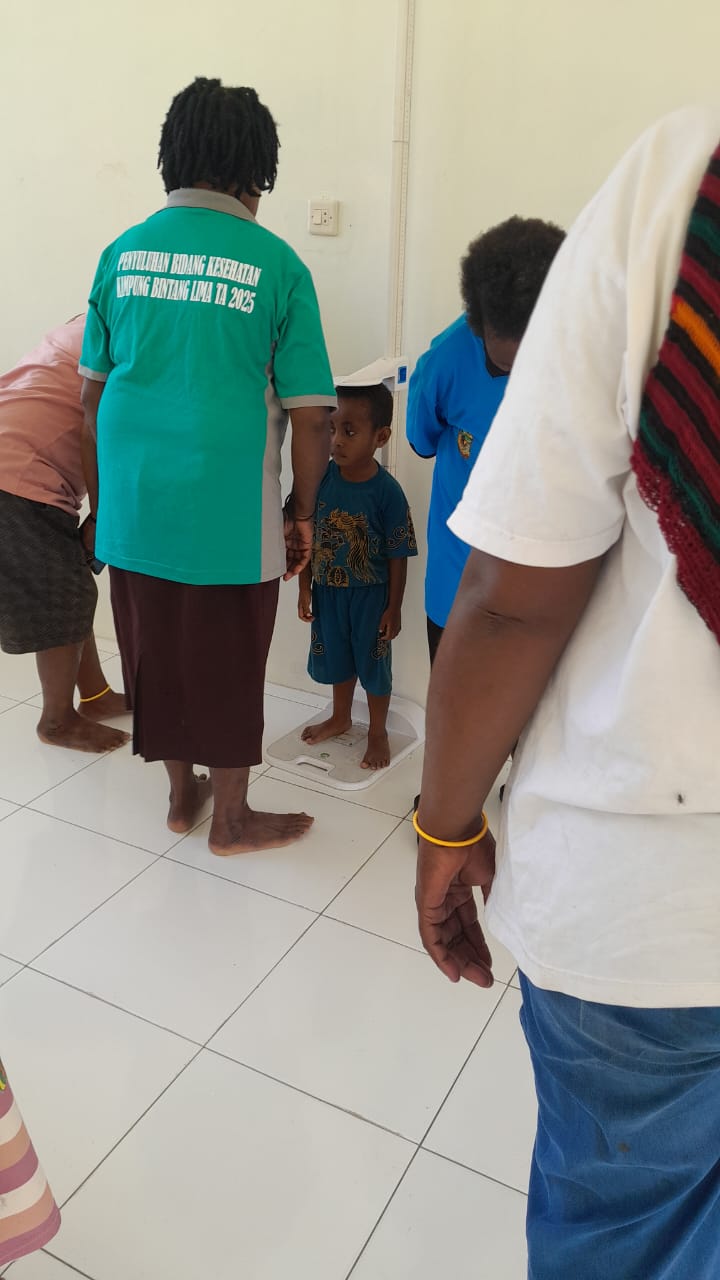 Seorang anak saat menimbang berat badan dan mengukur tinggi badan